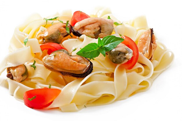 Pasta con camarones y tomates