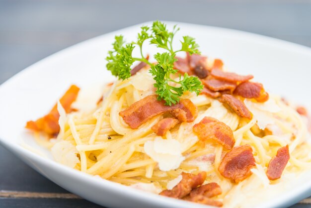 la pasta carbonara crema de alimentación del tocino