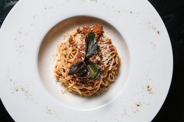 Pasta carne boloñesa albahaca sumakh parmesano vista superior