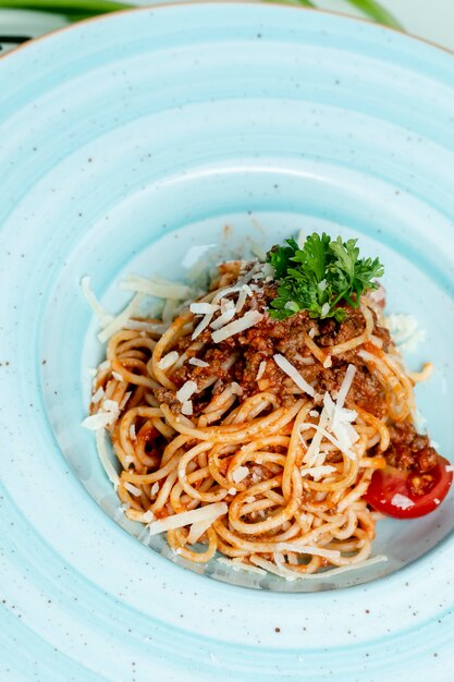 Pasta de carne con hierbas y queso