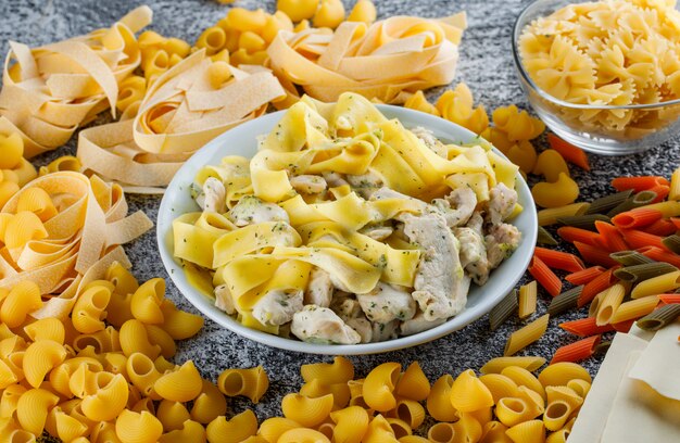 Pasta y carne con masa, pasta cruda en un plato