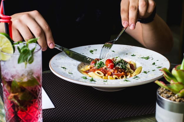 Pasta con carne rellena en salsa