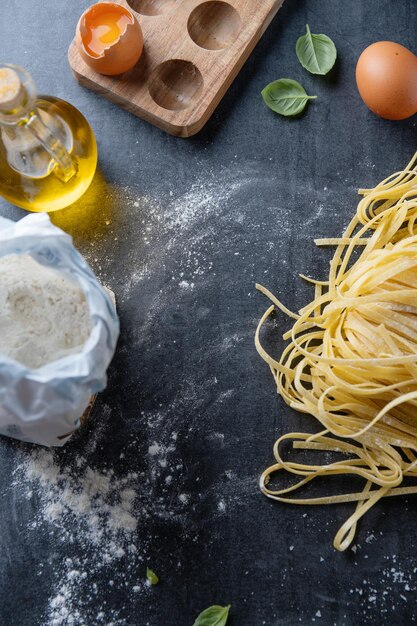 Pasta casera sobre fondo oscuro