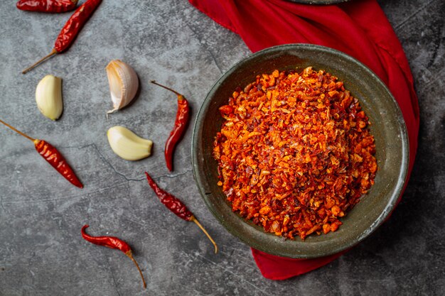 Pasta de cerdo crujiente mezclada con hermosos ingredientes decorativos, comida tailandesa.