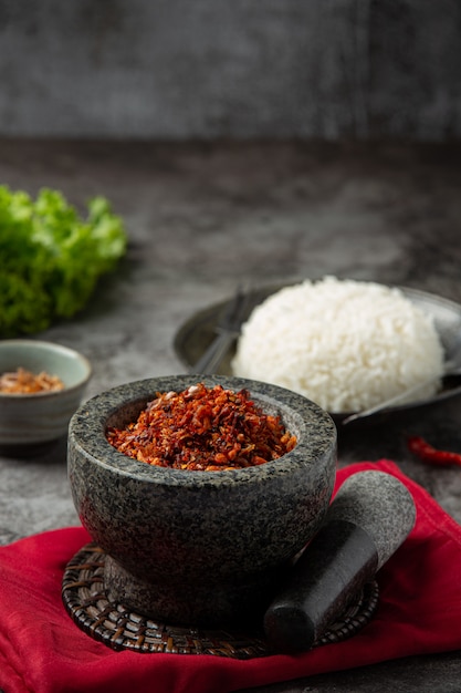 Pasta de cerdo crujiente mezclada con hermosos ingredientes decorativos, comida tailandesa.