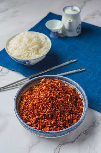 Pasta de cerdo crujiente mezclada con hermosos ingredientes decorativos, comida tailandesa.