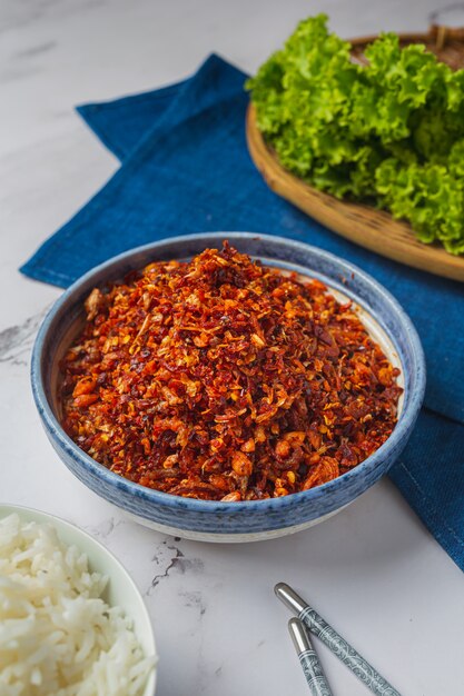 Pasta de cerdo crujiente mezclada con hermosos ingredientes decorativos, comida tailandesa.