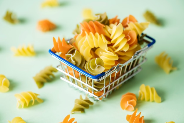 Foto gratuita pasta en una cesta de compras