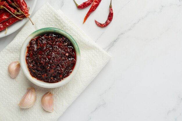 Pasta de chile en tazón pequeño de cerámica