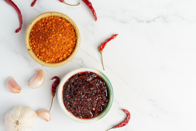 Pasta de chile en tazón pequeño de cerámica