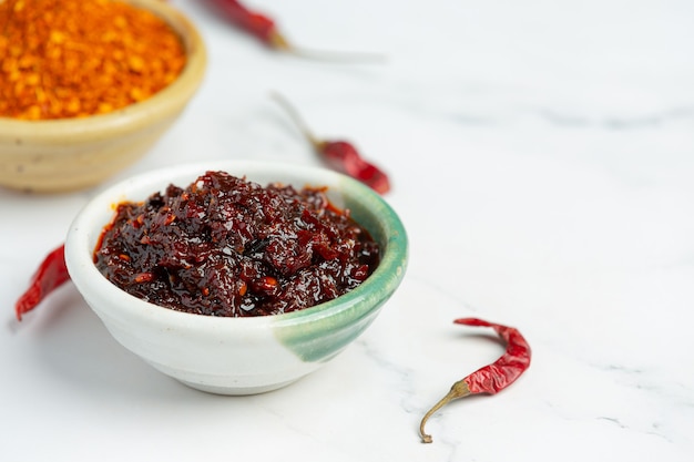 Pasta de chile en tazón pequeño de cerámica