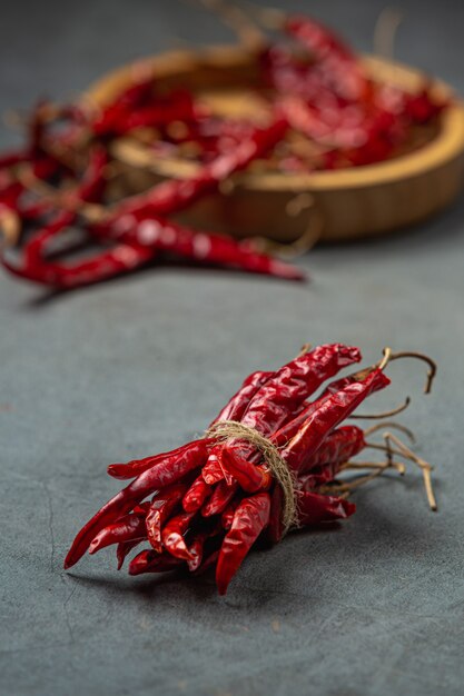 Pasta de chiles rojos sobre negro.