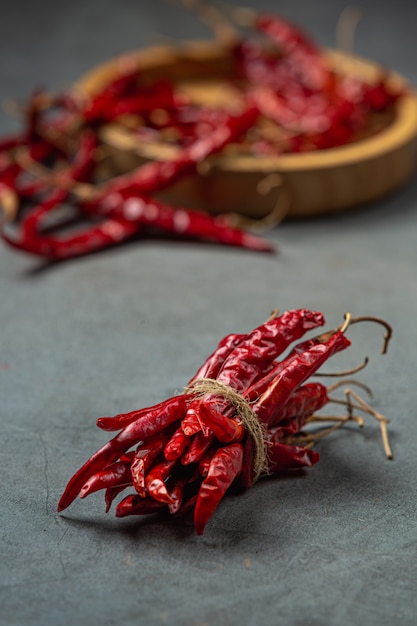 Pasta de chiles rojos sobre negro.