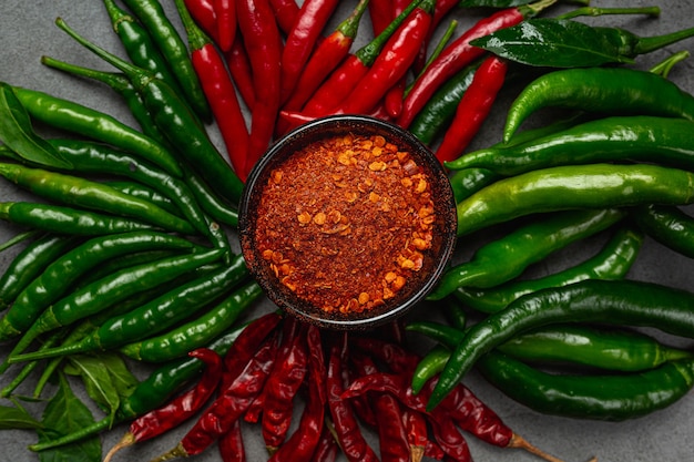 Foto gratuita pasta de chiles rojos sobre negro.