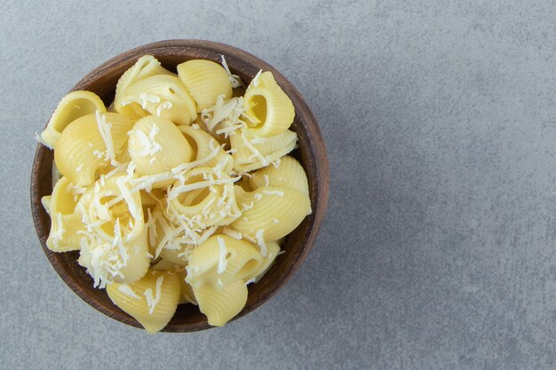 Pasta de conchiglie hervida en un tazón de madera.