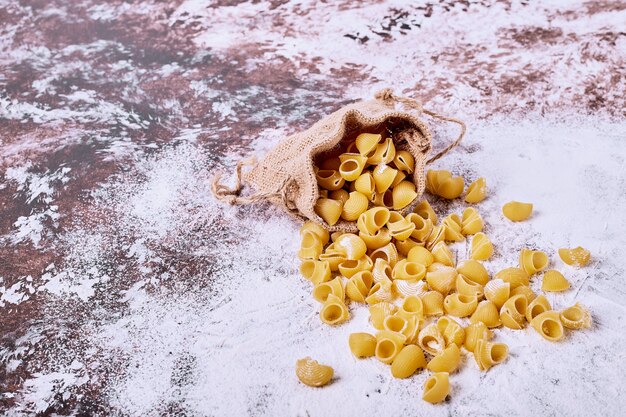 Pasta cruda de atajo en mesa de madera.