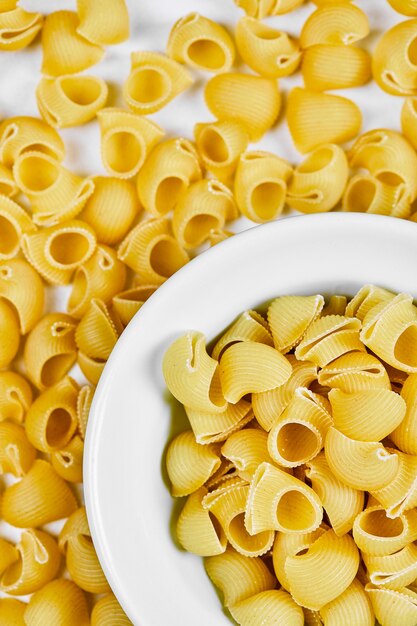 Pasta cruda en blanco