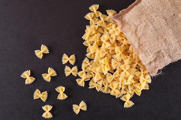 pasta cruda en cilicio sobre mesa negra