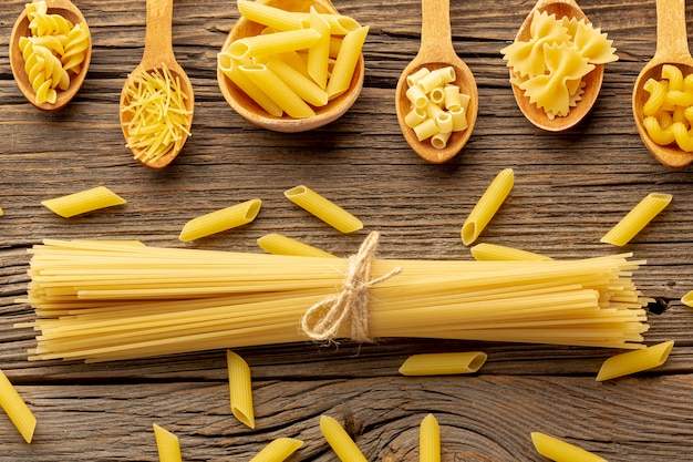 Foto gratuita pasta cruda en cucharas de madera