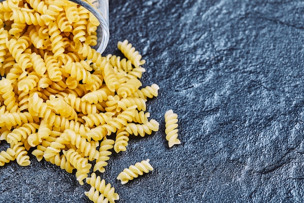 Pasta cruda dentro del frasco de vidrio en azul