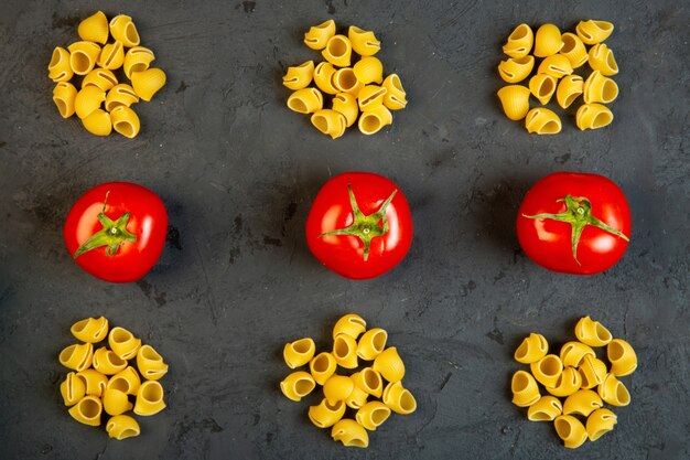 pasta cruda ditalini con tomates frescos en negro