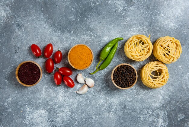 Pasta cruda nido con especias y verduras.