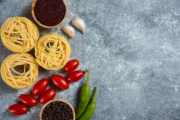 Foto gratuita pasta cruda nido con especias y verduras.