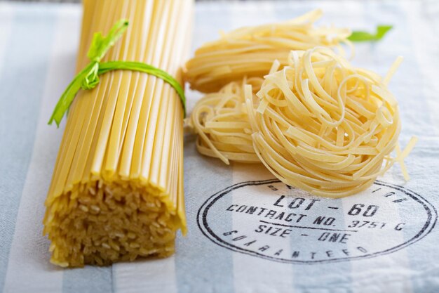 Pasta cruda en una servilleta