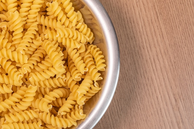 Pasta cruda en un tazón - detalle macro