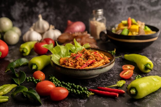 Pasta de curry salteado con brotes de bambú y carne de cerdo picada