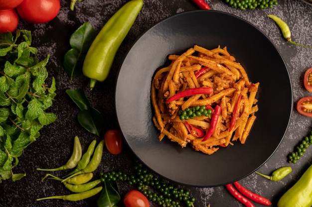 Foto gratuita pasta de curry salteado con brotes de bambú y carne de cerdo picada