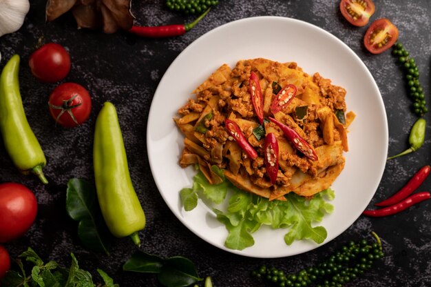 Pasta de curry salteado con brotes de bambú y carne de cerdo picada