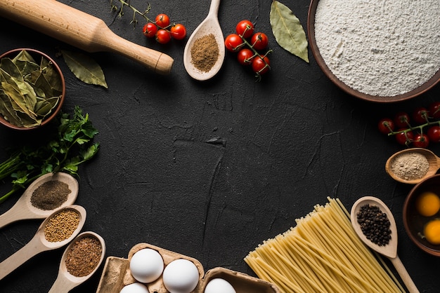 Foto gratuita pasta e ingredientes de cocina