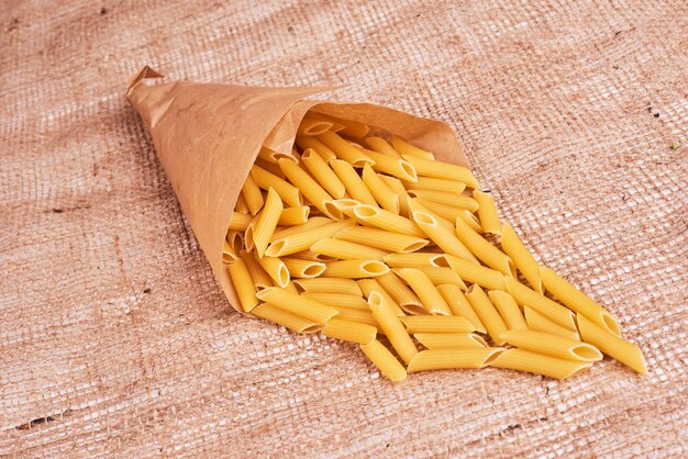 Pasta envuelta en papel.