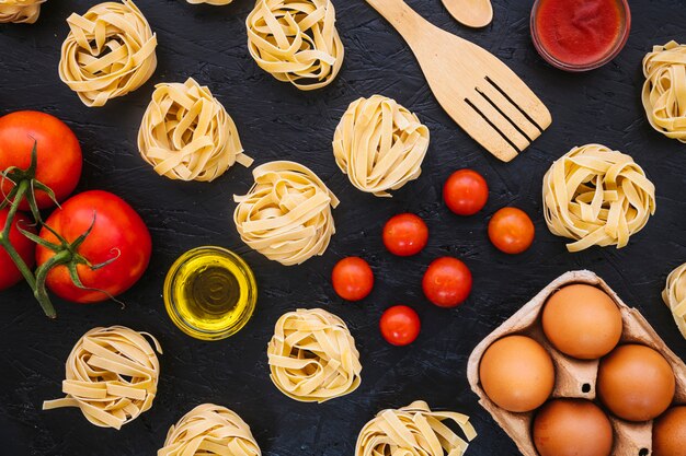 Pasta y espátula cerca de los ingredientes