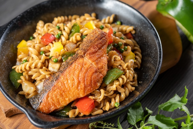 Pasta en espiral con salmón y verduras