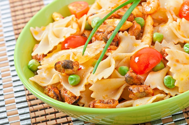 Pasta Farfalle con mariscos, tomates cherry y guisantes