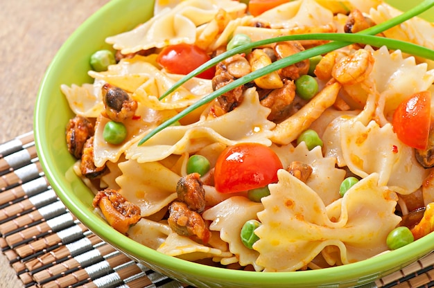 Pasta Farfalle con mariscos, tomates cherry y guisantes