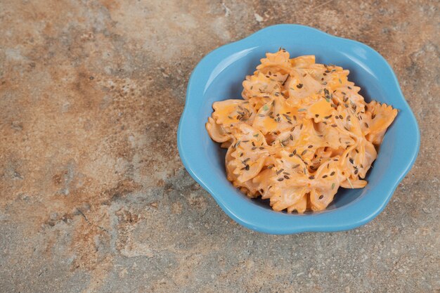 Pasta farfalle con salsa de queso sobre fondo naranja. Ilustración de alta calidad