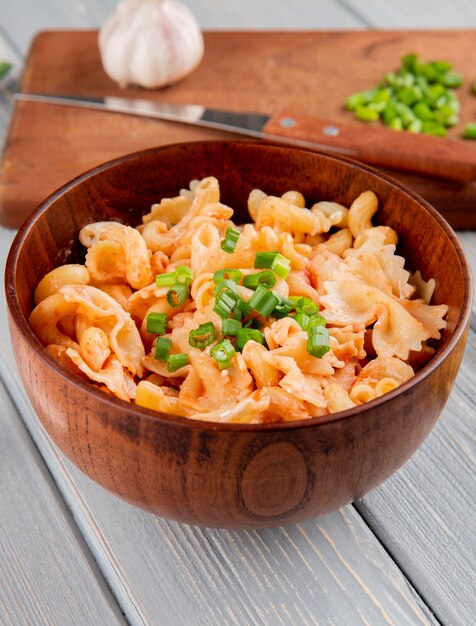 Pasta Farfalle en un tazón de madera