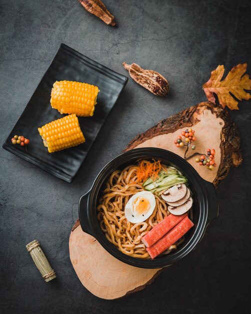 Pasta de fideos con verduras y huevo en un tazón, vista superior