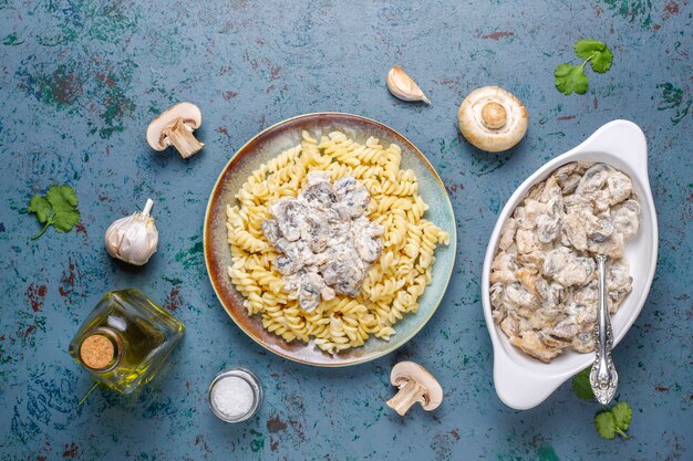 Pasta fusilli con champiñones y pollo, vista superior