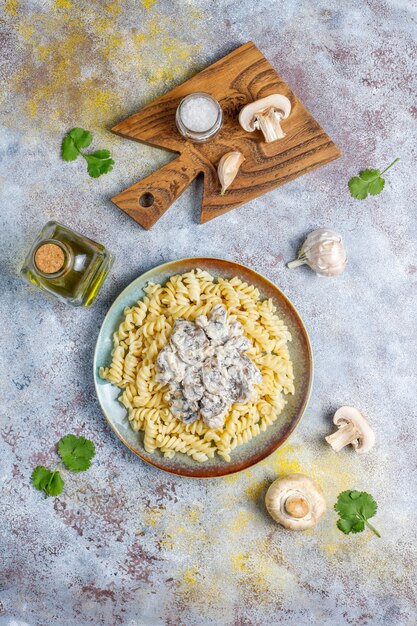 Pasta fusilli con champiñones y pollo, vista superior