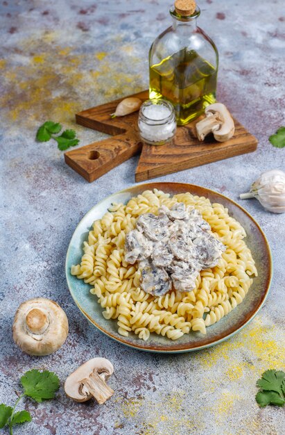 Pasta fusilli con champiñones y pollo, vista superior