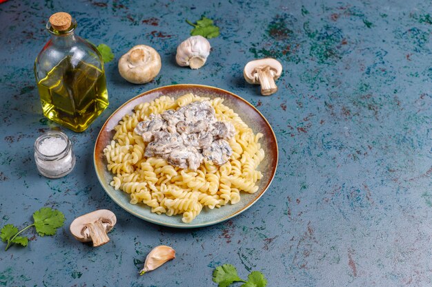 Pasta fusilli con champiñones y pollo, vista superior