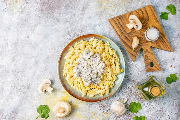 Foto gratuita pasta fusilli con champiñones y pollo