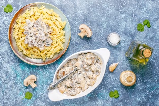 Pasta fusilli con champiñones y pollo