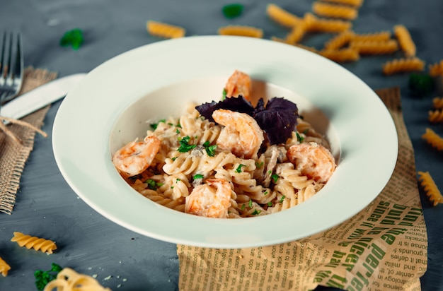 pasta fusilli cremosa con camarones fritos y hierbas frescas