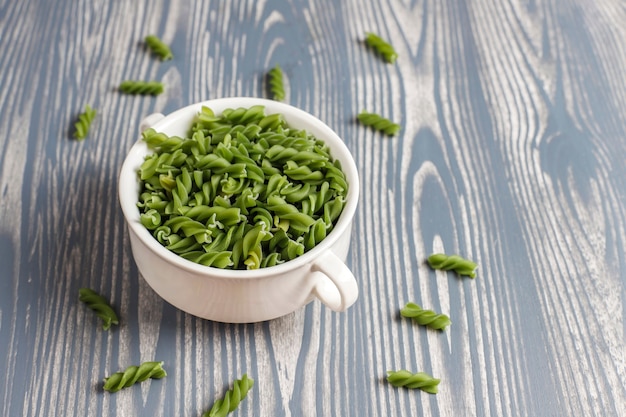 Pasta fusilli vegetal sin gluten multicolor.