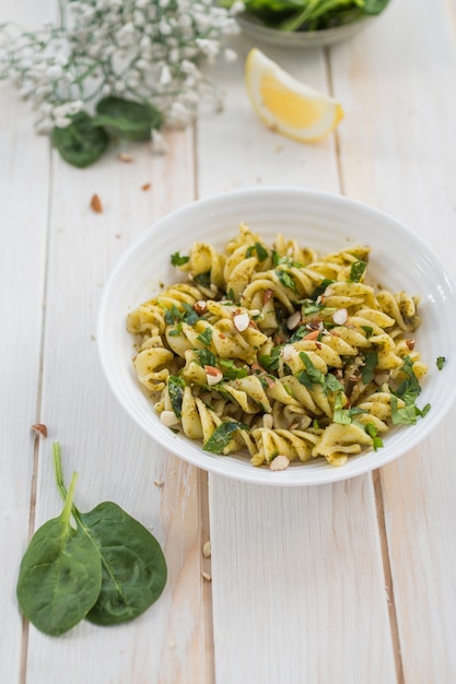 Foto gratuita pasta con hierbas verdes